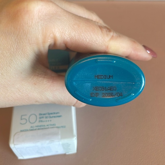 🆕 Colorescience Face Shield SPF 50 Medium - Picture 3 of 3
